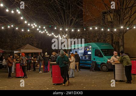 LIONE, FRANCIA, 8 dicembre 2022: Camion alimentari durante il Festival delle luci. Il Fete des Lumieres rivela la bellezza di Lione al tramonto quando il suo mondo-c Foto Stock