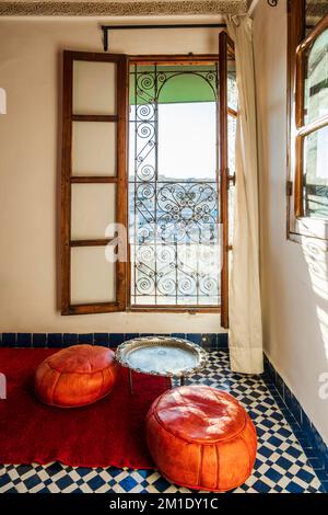 Tradizionale design interno di casa marocchina ricca chiamato riad con la vista del centro, Fez, Morocco, Nord Africa Foto Stock