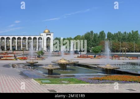 Fontana sulla piazza Ala-Too, Bishkek, Kirghizistan Foto Stock