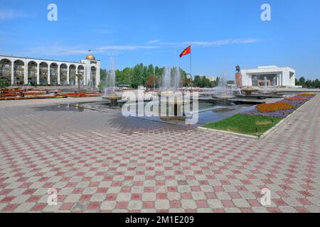 La piazza Ala-Too, il museo storico statale ex museo Lenin e la statua di Manas, Bishkek, Kirghizistan Foto Stock