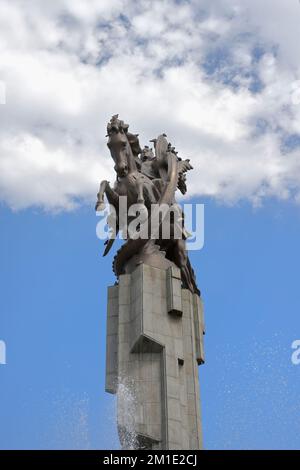 Kirghizistan National Philharmonic House e fontana, statue che evocano il poema epico Mana, Bishkek, Kirghizistan Foto Stock