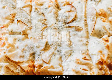 Pizza sfondo al forno, struttura primo piano, vista dall'alto, struttura al formaggio naturale Foto Stock