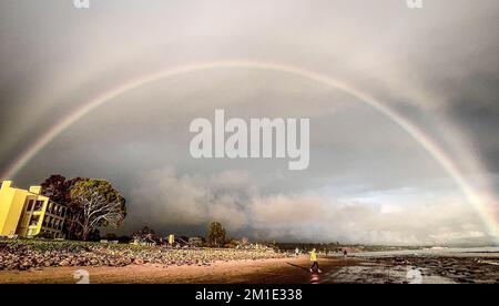 4 dicembre 2022, Santa Barbara, CA, U.S.A.: Double Rainbow tra Butterfly Beach e Miramar Beach, Montecito all'ora d'oro sulla Gold Coast di Californiaâ: Uno dei luoghi più ricchi degli Stati Uniti. Si tratta di un magnifico tratto di spiaggia sull'Oceano Pacifico nella Contea di Santa Barbara: La costa più vicina alle tenute di reali e celebrità, come il Principe Harry e la Principessa Megan, Oprah, Kevin Costner, Katy Perry, ecc. Questo è stato l'inizio delle piogge che hanno continuato per tutta la settimana, che hanno portato alla pioggia molto necessaria dopo un periodo di siccità di due anni. (Credit Image: © Amy Katz/ZUMA Pr Foto Stock