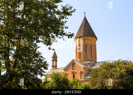 Vista su una chiesa storica nella città georgiana di Tbilisi Foto Stock