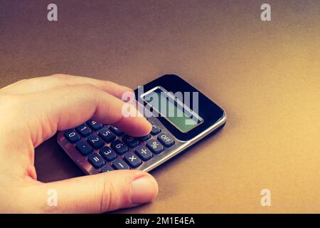 Calcolatrice elettronica con tastiera e display a portata di mano Foto Stock