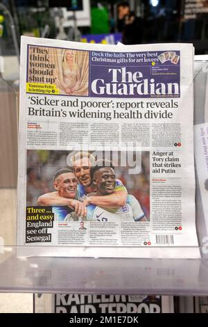 "Malato e più povero”: La relazione rivela che il divario sanitario della Gran Bretagna si sta allargando" titolo del quotidiano Guardian prima pagina povertà articolo 5 dicembre 2022 Londra Regno Unito Foto Stock