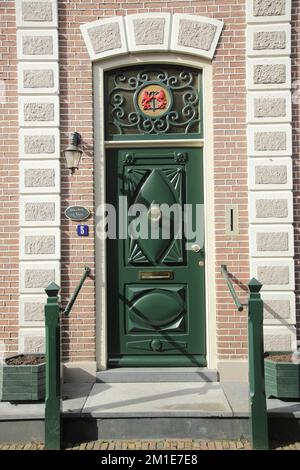 Porta casa verde con numero civico 5 a Den Burg, Texel, Olanda del Nord, Olanda, Paesi Bassi Foto Stock