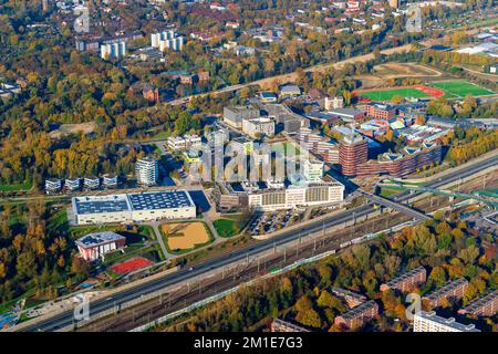 Veduta aerea del Neue Mitte Wilhelmsburg, quartiere della città, isole Elbe, vivere, lavorare, Tempo libero, hotel, parco arrampicata, piscina coperta, Amburgo Foto Stock