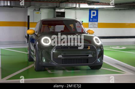Mini Cooper se Electric al punto di ricarica nel parcheggio sotterraneo Foto Stock