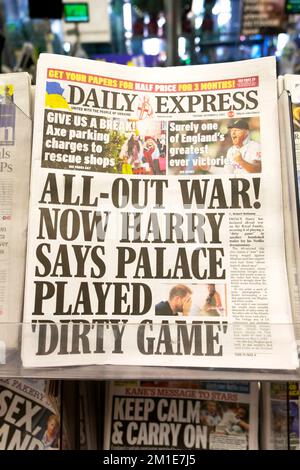 "Guerra totale! Ora Harry dice il palazzo giocato 'gioco sporco' il titolo del quotidiano di Daily Express prima pagina Harry & Meghan Netflix 6 dicembre 2022 Londra UK Foto Stock