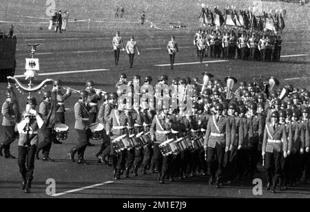 La parata sul campo, un'esposizione di armi da parte di tutte le unità della Bundeswehr e della NATO il 22 marzo 1972 a Wunstorf, bassa Sassonia, Germania, Europa Foto Stock