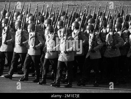 La parata sul campo, un'esposizione di armi da parte di tutte le unità della Bundeswehr e della NATO il 22 marzo 1972 a Wunstorf, bassa Sassonia, Germania, Europa Foto Stock