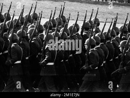 La parata sul campo, un'esposizione di armi da parte di tutte le unità della Bundeswehr e della NATO il 22 marzo 1972 a Wunstorf, bassa Sassonia, Germania, Europa Foto Stock