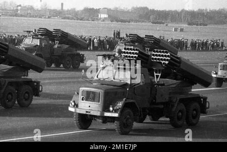 La parata sul campo, un'esposizione di armi da parte di tutte le unità della Bundeswehr e della NATO il 22 marzo 1972 a Wunstorf, bassa Sassonia, Germania, Europa Foto Stock