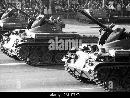 La parata sul campo, un'esposizione di armi da parte di tutte le unità della Bundeswehr e della NATO il 22 marzo 1972 a Wunstorf, bassa Sassonia, Germania, Europa Foto Stock