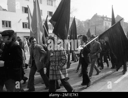 2000 lavoratori, dipendenti e parenti hanno manifestato a Wuppertal il 18.4.1972 con bandiere nere di lutto e bandiere rosse di protesta contro la perdita di Foto Stock