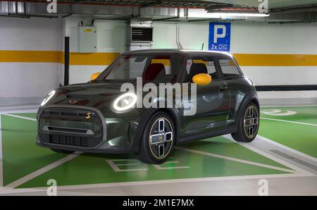 Mini Cooper se Electric al punto di ricarica nel parcheggio sotterraneo Foto Stock