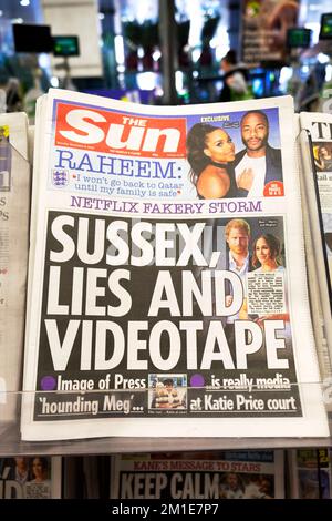 'Sussex, Lies and videotape' 'Netflix Fakery Storm' The Sun Newspaper front page Harry and Meghan 6 dicembre 2022 Londra UK Foto Stock