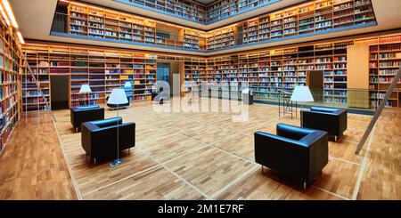 Vista interna del cubo del libro, estensione della Duchessa Anna Amalia Library, Weimar, Turingia, Germania, Europa Foto Stock