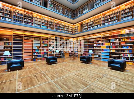 Vista interna del cubo del libro, estensione della Duchessa Anna Amalia Library, Weimar, Turingia, Germania, Europa Foto Stock