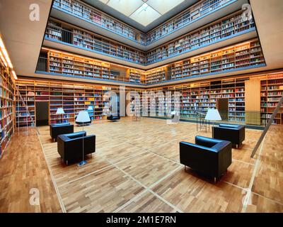 Vista interna del cubo del libro, estensione della Duchessa Anna Amalia Library, Weimar, Turingia, Germania, Europa Foto Stock