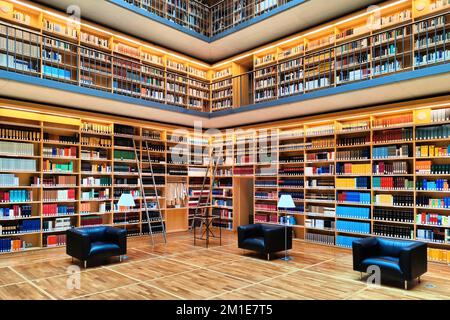 Vista interna del cubo del libro, estensione della Duchessa Anna Amalia Library, Weimar, Turingia, Germania, Europa Foto Stock