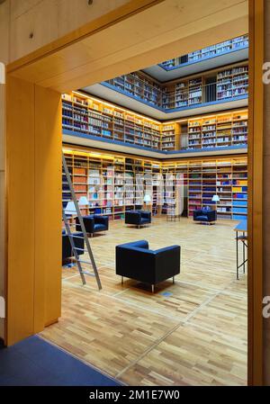 Vista interna del cubo del libro, estensione della Duchessa Anna Amalia Library, Weimar, Turingia, Germania, Europa Foto Stock