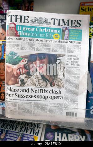 'Palace and Netflix clash over Sussexes soap opera' il titolo del quotidiano The Times Harry and Meghan documentario prima pagina 9 dicembre 2022 Londra UK Foto Stock