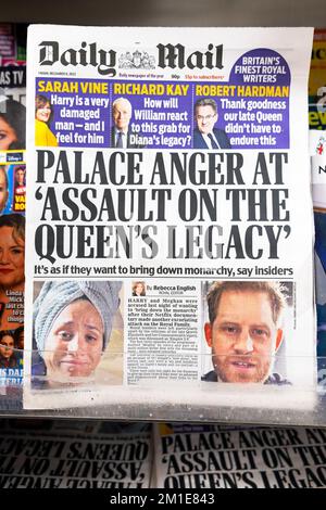 'Palace Anger at 'Assault on the Queen's Legacy' Daily Mail giornale titolo Queen, Harry e Meghan Netflix prima pagina 9 dicembre 2022 Londra UK Foto Stock