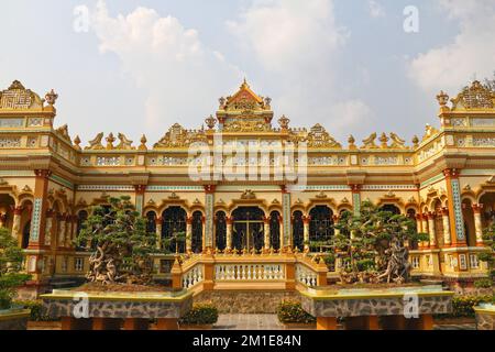 Il tempio buddista Vinh Trang Pagoda con un cielo nuvoloso sullo sfondo, My Tho, Vietnam Foto Stock