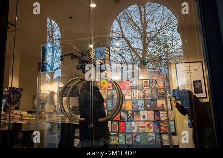 Il 5th dicembre 202, a Londra, in Inghilterra, guardando attraverso le porte di vetro del ramo di Waterstones di Trafalgar Square, dove i titoli dei libri affrontano i clienti. Foto Stock