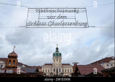 07.12.2022, Berlino, Germania, Europa - Vista del mercatino di Natale con le sue bancarelle di fronte al castello di Charlottenburg. Foto Stock