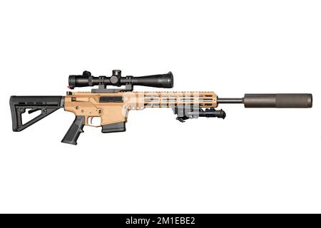 Fucile d'assalto per unità di forze speciali, un'arma da fuoco ribattita con una vista ottica e un silenziatore, isolato su sfondo bianco. Foto Stock