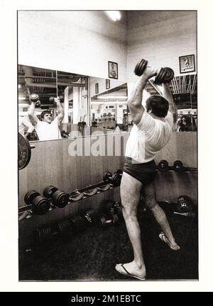 La leggenda del wrestling Bruno Sammartino lavora con pesi pesanti al Mid City Health Club di Midtown, Manhattan, New York City, 1975 Foto Stock