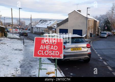 Strada chiusa segno a Stannington dicembre 2022 dopo uno scoppio Yorkshire Water pipe allagato una rete di gas che ha tagliato il gas a 2000 case in condizioni climatiche ghiacciate Foto Stock