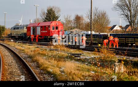 12 dicembre 2022, Schleswig-Holstein, Niebüll: I tecnici lavorano su vagoni di un autotreno deragliato. Diversi vagoni di un treno auto deragliato a Niebüll (Frisia del Nord) il Lunedi mattina. L'incidente è accaduto durante lo shunting, ha detto un portavoce della polizia federale. Di conseguenza, nessuno è stato ferito. Il traffico della navetta per Westerland su Sylt e il traffico passeggeri per Tondern in Danimarca sono stati ostacolati. Foto: Axel Heimken/dpa Foto Stock