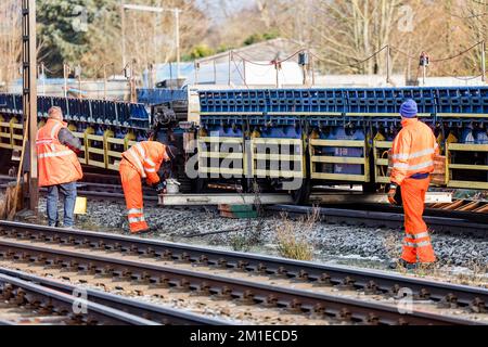 12 dicembre 2022, Schleswig-Holstein, Niebüll: I tecnici lavorano su vagoni di un autotreno deragliato. Diversi vagoni di un treno auto deragliato a Niebüll (Frisia del Nord) il Lunedi mattina. L'incidente è accaduto durante lo shunting, ha detto un portavoce della polizia federale. Di conseguenza, nessuno è stato ferito. Il traffico della navetta per Westerland su Sylt e il traffico passeggeri per Tondern in Danimarca sono stati ostacolati. Foto: Axel Heimken/dpa Foto Stock