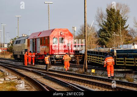 12 dicembre 2022, Schleswig-Holstein, Niebüll: I tecnici lavorano su vagoni di un autotreno deragliato. Molti vagoni di un autotreno deragliato a Niebüll (Frisia Nord) il lunedì mattina. L'incidente è accaduto durante lo shunting, ha detto un portavoce della polizia federale. Di conseguenza, nessuno è stato ferito. Il traffico della navetta per Westerland su Sylt e il traffico passeggeri per Tondern in Danimarca sono stati ostacolati. Foto: Axel Heimken/dpa Foto Stock