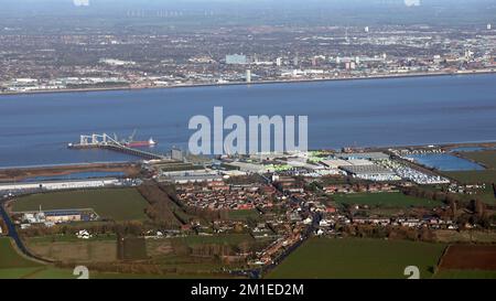 Veduta aerea del villaggio di New Holland vicino a Barrow-upon-Humber, North Lincolnshire guardando verso nord attraverso l'estuario di Humber verso Hessle Foto Stock