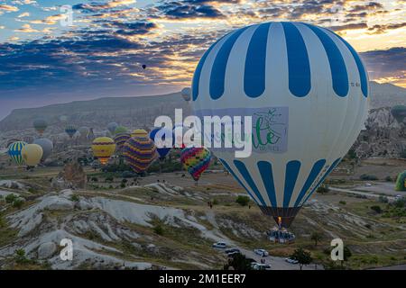 GOREME/TURCHIA - 30 giugno 2022: Mongolfiere all'alba vicino a goreme Foto Stock