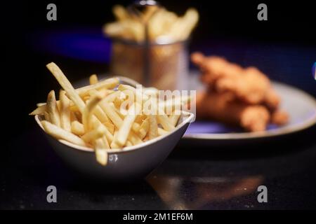 Bar cibo ristorante pollo e patatine fritte Foto Stock