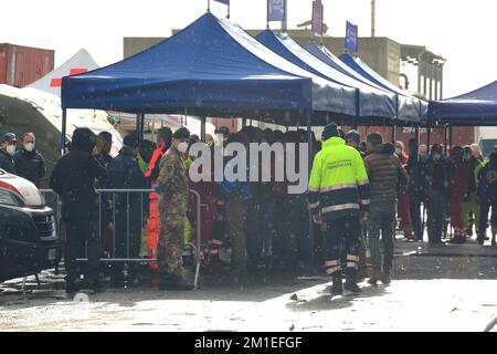 Salerno, Salerno, Italia. 11th Dec, 2022. Salerno, Italia - 11 dicembre 2022 : il porto commerciale di Salerno ha raggiunto la nave Geo Barents, l'ONG Medici senza frontiere, con 248 persone a bordo di bambini, donne e adulti. I migranti salvati nel Mediterraneo sono arrivati dopo più di una giornata di navigazione. (Credit Image: © Pasquale Senatore/Pacific Press via ZUMA Press Wire) Foto Stock