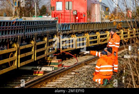 12 dicembre 2022, Schleswig-Holstein, Niebüll: I tecnici lavorano su vagoni di un autotreno deragliato. Diversi vagoni di un treno auto deragliato a Niebüll (Frisia del Nord) il Lunedi mattina. L'incidente è accaduto durante lo shunting, ha detto un portavoce della polizia federale. Di conseguenza, nessuno è stato ferito. Il traffico della navetta per Westerland su Sylt e il traffico passeggeri per Tondern in Danimarca sono stati ostacolati. Foto: Axel Heimken/dpa Foto Stock