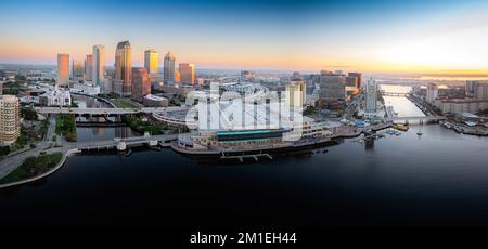 Tampa durante un sorgere del sole da una prospettiva aerea Foto Stock