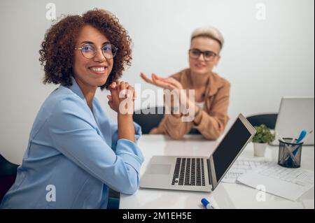 Imprenditrici che tengono una riunione d'affari nell'ufficio della società Foto Stock