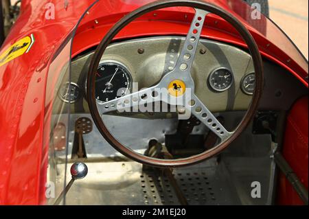 Un primo piano del volante di un'auto da corsa Ferrari d'epoca. Foto Stock