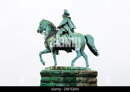 Statua equestre in bronzo del re Konig Wilhelm Friedrich Ludwig, imperatore, Kaiser. Hohenzollernbruke, Colonia Germania Foto Stock