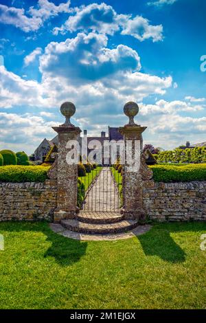 I due imponenti gatewols in pietra all'ingresso del giardino Apostle a Lytes Cary Manor, nr Somerton, Somerset, Inghilterra, Regno Unito Foto Stock