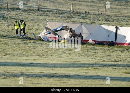 Investigatori di incidenti sulla scena di un incidente in elicottero vicino Kilcullen a Co Kildare, Irlanda. L'elicottero si è schiantato in un campo a Brannockstown circa 5kms a sud-est di Kilcullen la domenica sera. Data immagine: Lunedì 12 dicembre 2022. Foto Stock