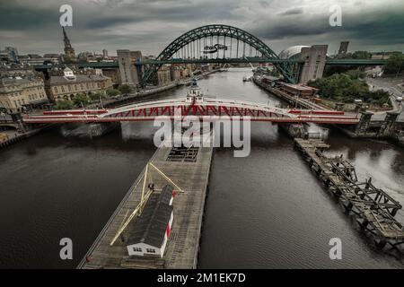 Immagine a colori satura grintosa di Tyne e Low Level Bridges a Newcastle Foto Stock